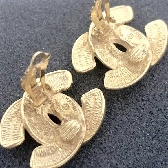 CHANEL CC Logos Quilted Vintage Clip-On Earrings Gold Tone Auth D-e11123 - Picture 8 of 10